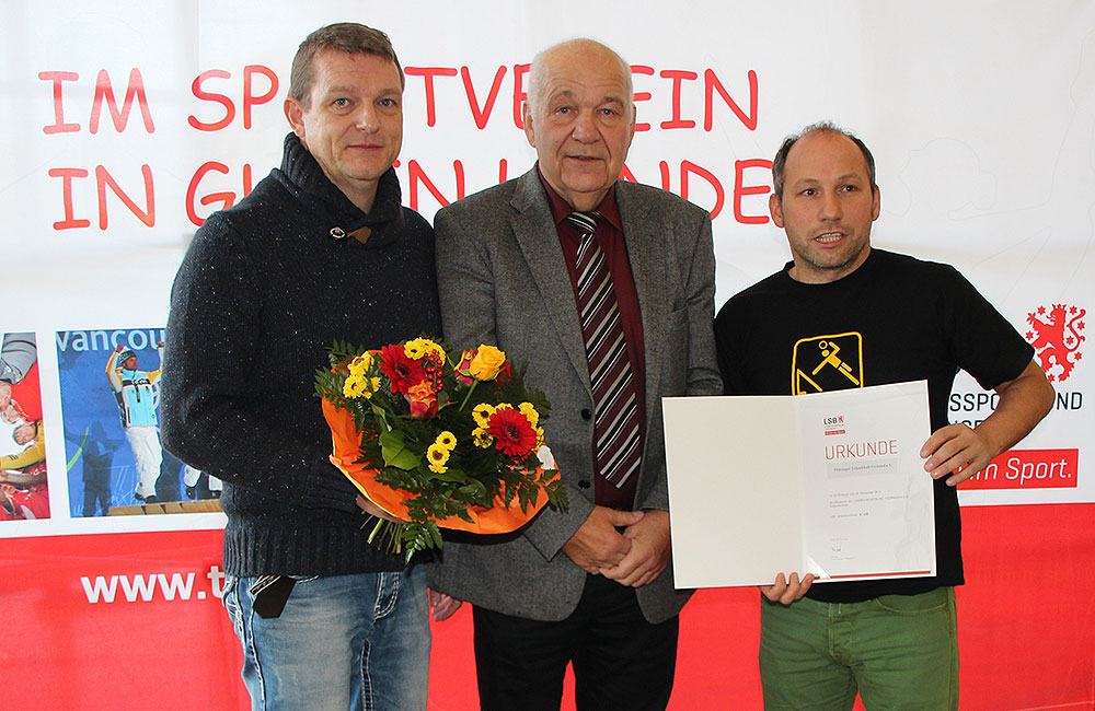 LSB-Präsident Peter Gösel (Mitte) überreicht die Aufnahmeurkunde an Tobias Pfeifer (links) und Stefan Anhalt.