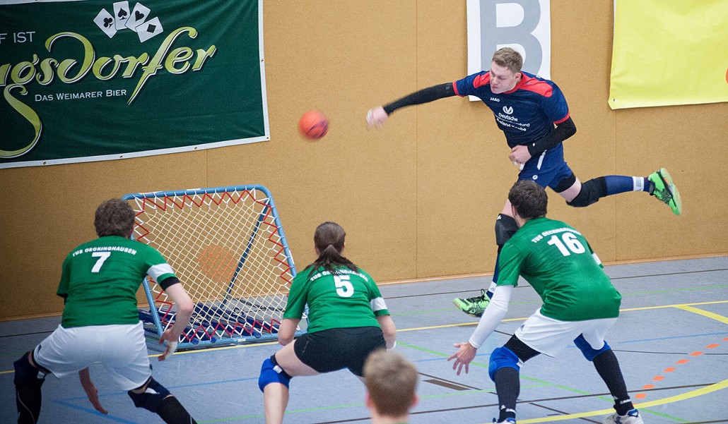 Die Verteidigung versucht den vom Netz zurückprallenden Ball zu verteidigen. Foto: Susann Fromm