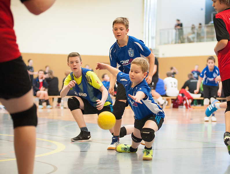 ünf Junioren-Teams lieferten sich spannende Spiele. In dieser Szene versuchen die Urbicher Jan Einnicke, Moritz Fromm und Jonas Langpater (von links) einen Wurf der Lenneper TG zu fangen. (Foto: <Susann Fromm)