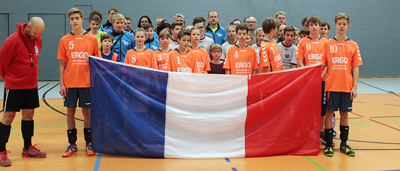 Eine Minute der Stille zum Gedenken an die Opfer der Terroranschläge von Paris. (Foto: Steffi Wildner)