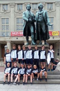 Die Jungen der M15 posierten im April während des Trainingslagers vor dem Goethe- und Schiller-Denkmal in Weimar.