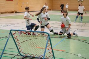 Weiß verteidigt am Kreis (Foto: Lara Diederich)