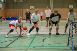 Weiß verteidigt am Kreis (Foto: Lara Diederich)