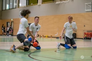 Weiß verteidigt am Kreis (Foto: Lara Diederich)